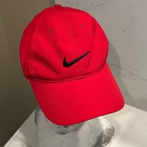 NIKE RED Featherlight Hat